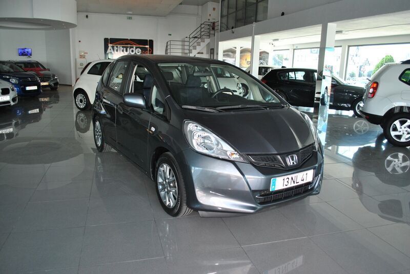 Cinza Usado 2012 Honda City | € 10.900 - Imagem 1/4