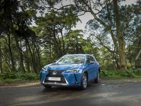 Azul Usado 2021 Lexus UX 300e SUV | € 32.950 - Imagem 1/4