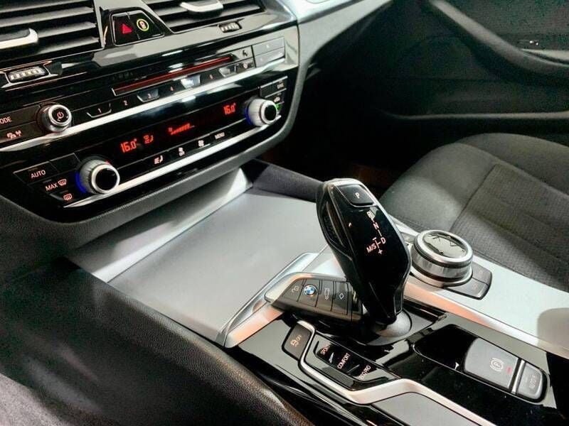 Usado BMW 520 Sport Line 190 HP (139 kW) 2018 Cinzento Carrinha