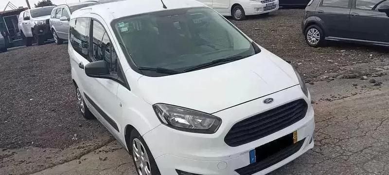 Branco Usado 2016 Ford Tourneo Ambiente Carrinha | € 9.999 - Imagem 1/4