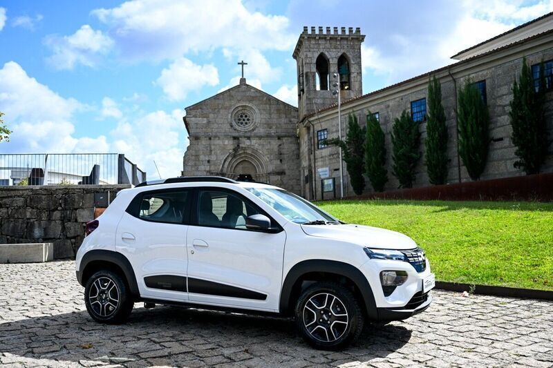 Branco Usado 2023 Dacia Spring Essentiel Citadino | € 18.500 - Imagem 1/4