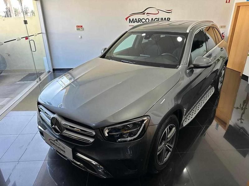 Cinzento Usado 2022 Mercedes GLC300 Citadino | € 42.500 - Imagem 1/4