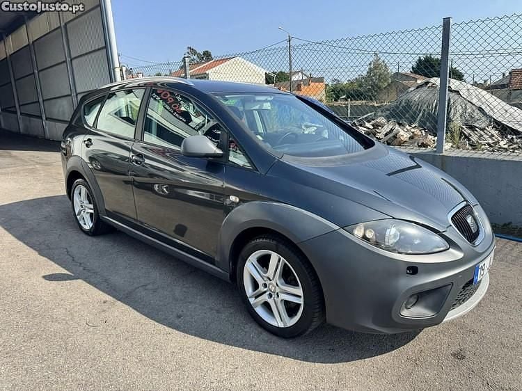 Cinza Usado 2010 Seat Altea Monovolume | € 4.750 (Bom preço) - Imagem 1/1