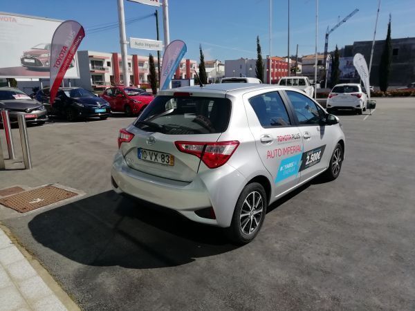 Usado Toyota Yaris Comfort 90 HP (66 kW) 2019 Cinza (pintura metalizada) Sedan