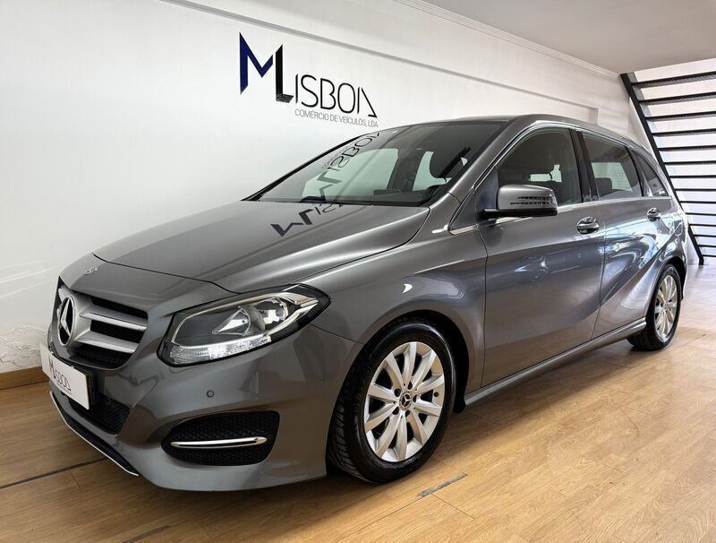 Cinza Usado 2019 Mercedes B200 Style Monovolume | € 21.950 - Imagem 1/4