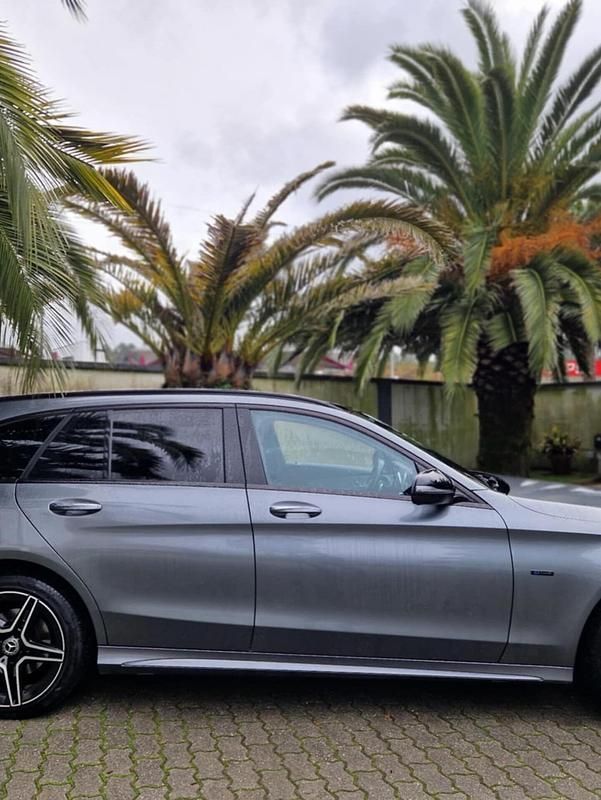 Usado Mercedes C300 AMG line 194 HP (142 kW) 2020 Cinza Carrinha