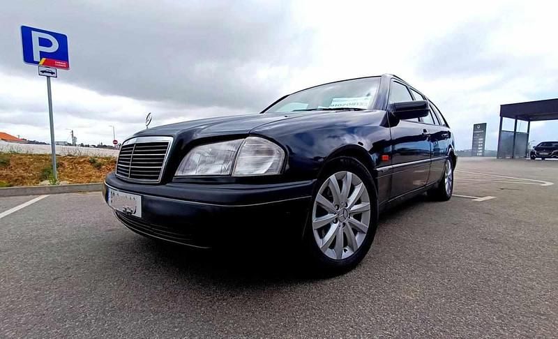 Preto Usado 1998 Mercedes 220 | € 2.750 - Imagem 1/4