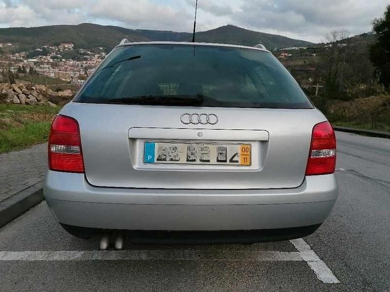 Usado Audi A4 115 HP (84 kW) 2000 Cinzento Carrinha