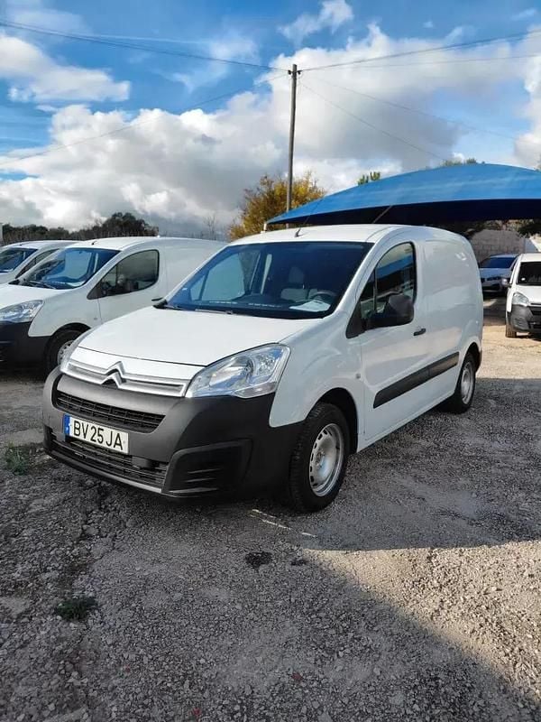 Branco Usado 2017 Citroën Berlingo Monovolume | € 13.450 (Caro) - Imagem 1/4