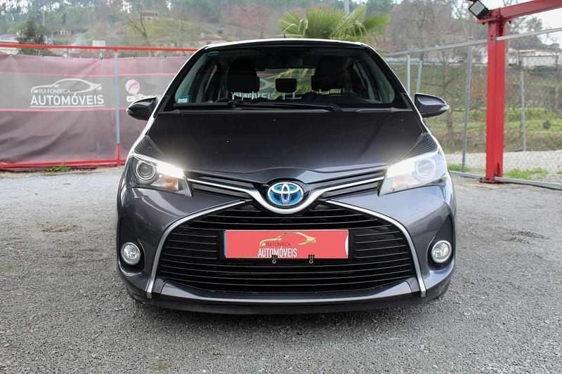 Usado Toyota Yaris 101 HP (74 kW) 2015 Cinzento Citadino