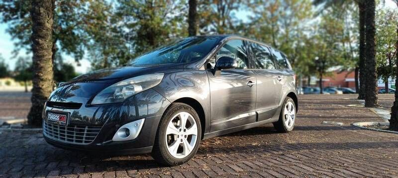 Cinzento Usado 2012 Renault Grand Scénic III Monovolume | € 8.000 (Caro) - Imagem 1/4