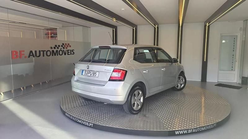 Usado Skoda Fabia Ambition 90 HP (66 kW) 2015 Cinzento Citadino