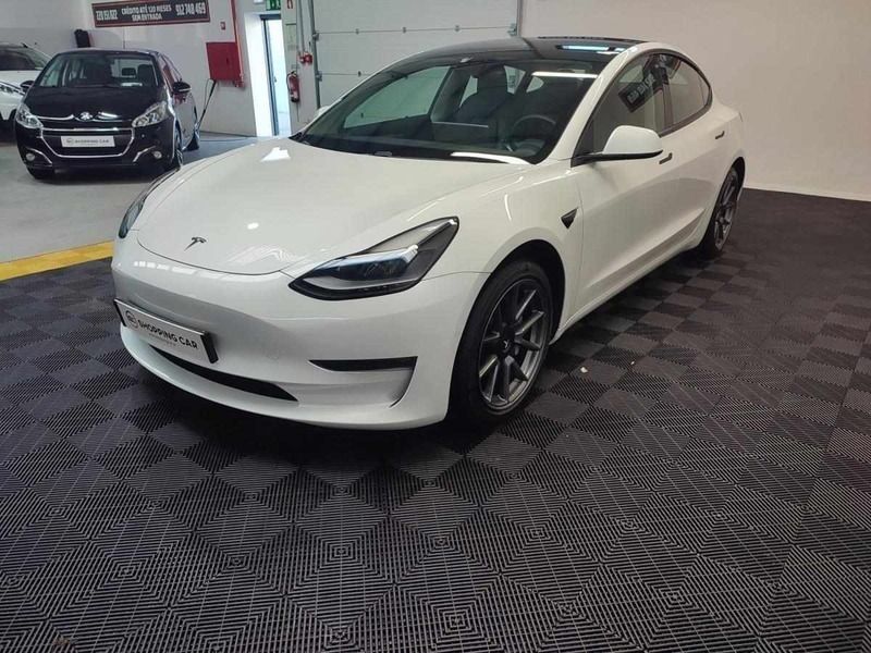 Branco Usado 2021 Tesla Model 3 Sedan | € 31.500 (Preço justo) - Imagem 1/4