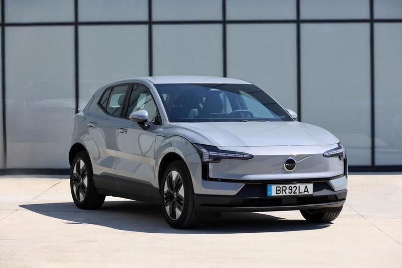 Cinzento Novo 2025 Volvo EX30 Core SUV | € 41.700 (Preço justo) - Imagem 1/4
