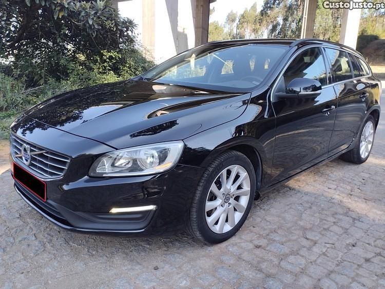 Usado Volvo V60 Momentum 181 HP (133 kW) 2014 Preto Carrinha