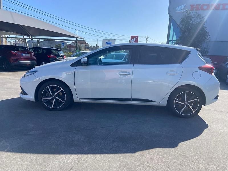 Usado Toyota Auris Hybrid Comfort 136 HP (100 kW) 2017 Branco