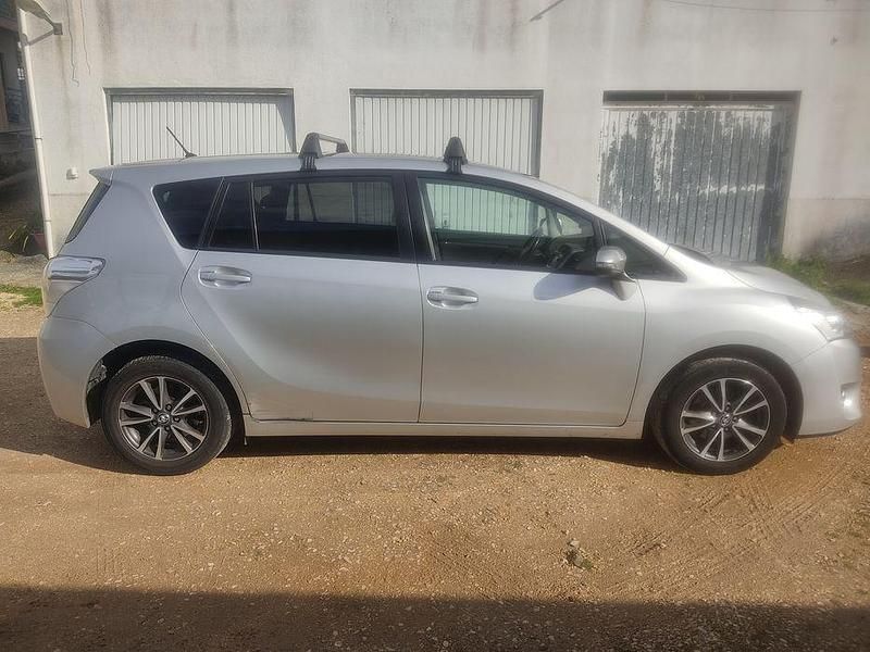 Usado Toyota Verso 112 HP (82 kW) 2014 Cinzento Monovolume