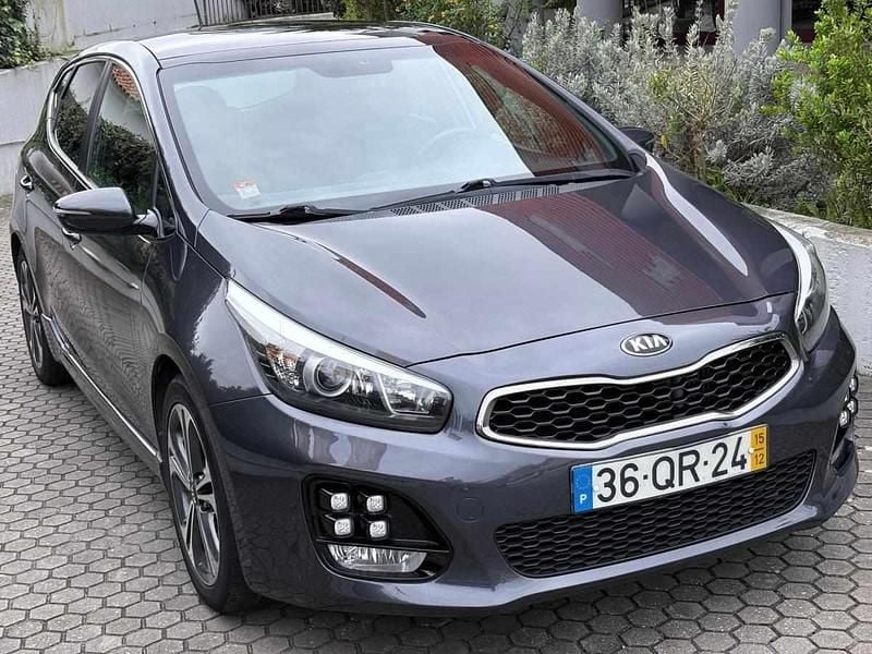Usado Kia Ceed 136 HP (100 kW) 2015 Cinzento Citadino