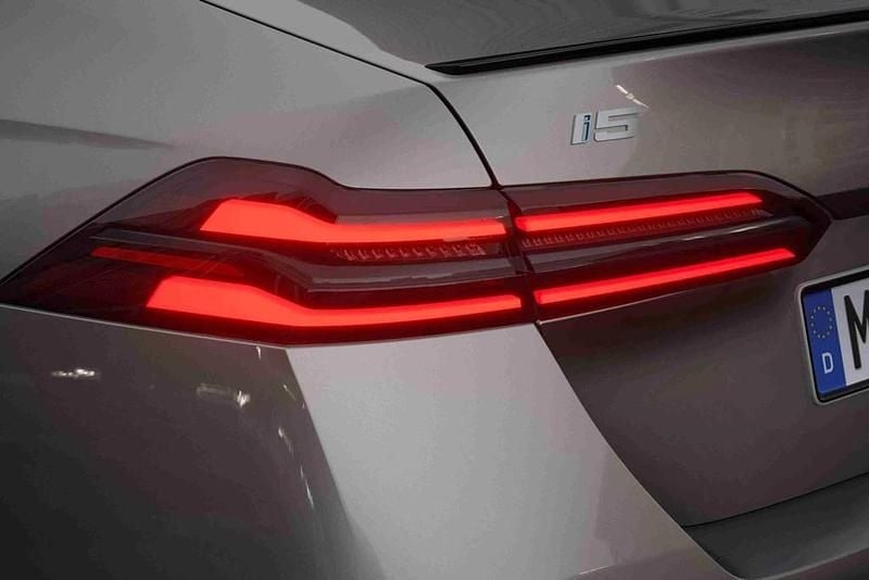 Cinzento Novo 2025 BMW i5 Shadowline Sedan | € 76.874 (Preço justo) - Imagem 1/4