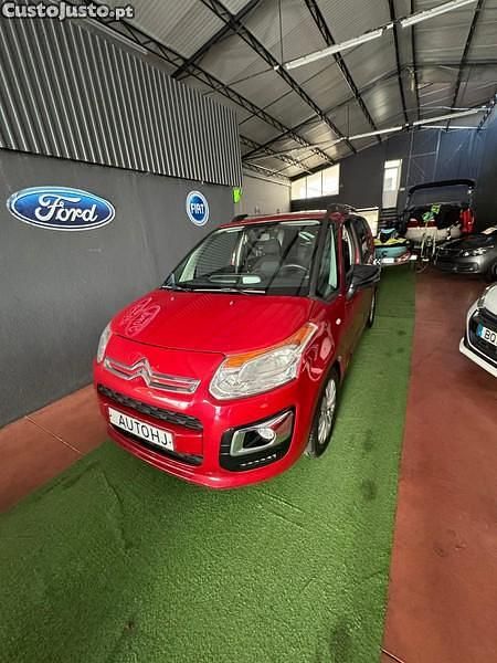 Vermelho Usado 2016 Citroën C3 Picasso Attraction Monovolume | € 7.900 - Imagem 1/1