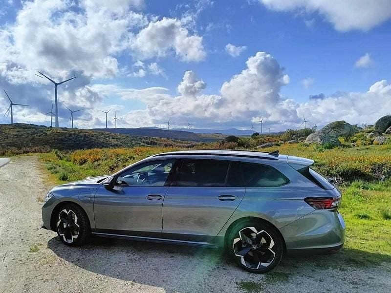 Usado Skoda Superb 204 HP (150 kW) 2025 Cinzento Carrinha