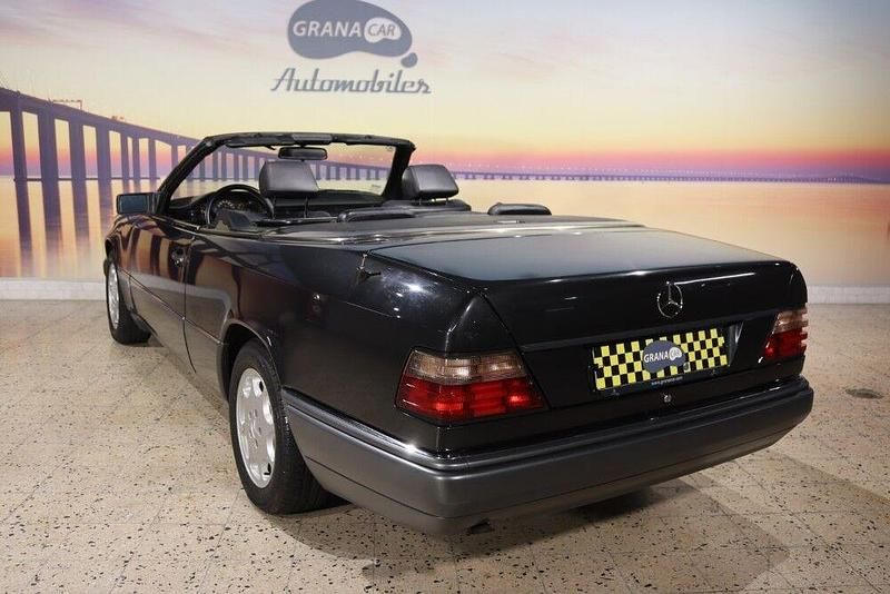 Usado Mercedes E220 150 HP (110 kW) 1993 Cinza Cabrios