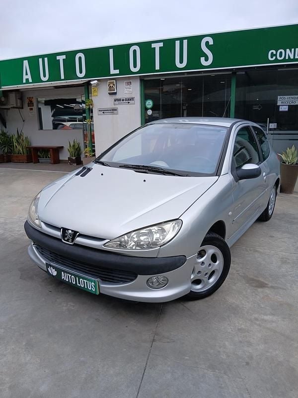 Cinzento Usado 2002 Peugeot 206 Citadino | € 2.970 (Preço justo) - Imagem 1/4
