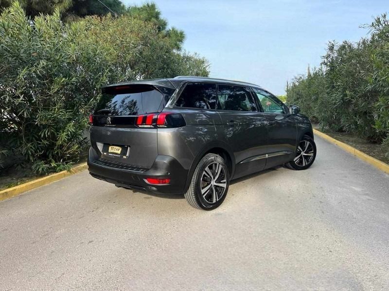 Usado Peugeot 5008 130 HP (95 kW) 2019 Verde Monovolume