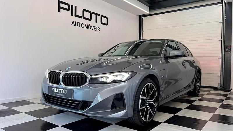 Cinzento Usado 2023 BMW 320e Sport Line Sedan | € 35.990 (Super Preço) - Imagem 1/4