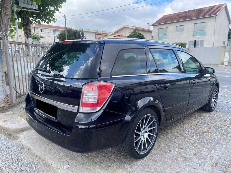 Usado Opel Astra 150 HP (110 kW) 2007 Preto