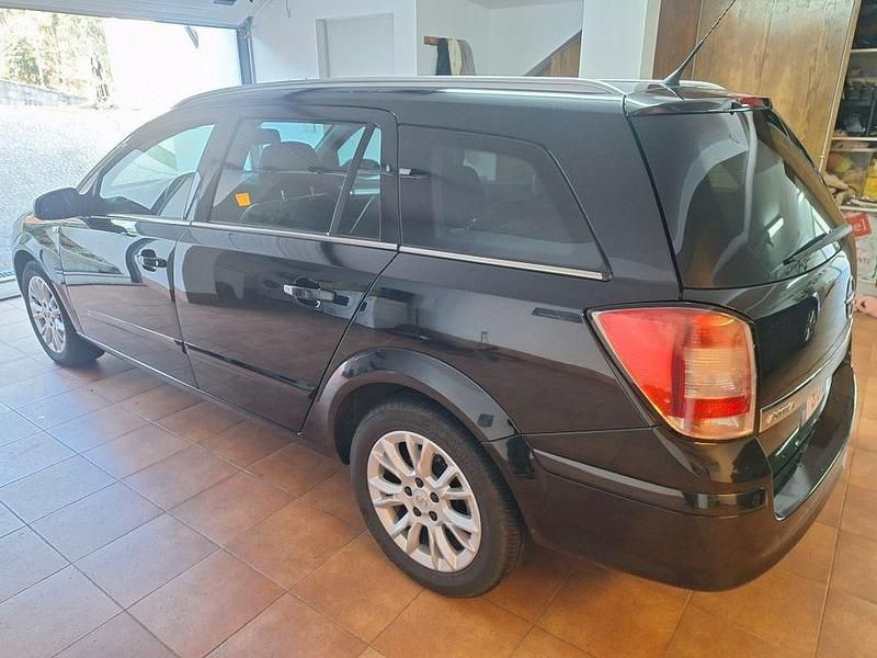 Usado Opel Astra 90 HP (66 kW) 2008 Sedan