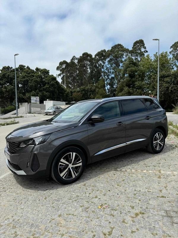 Cinzento Usado 2022 Peugeot 5008 Monovolume | € 29.000 (Preço justo) - Imagem 1/4