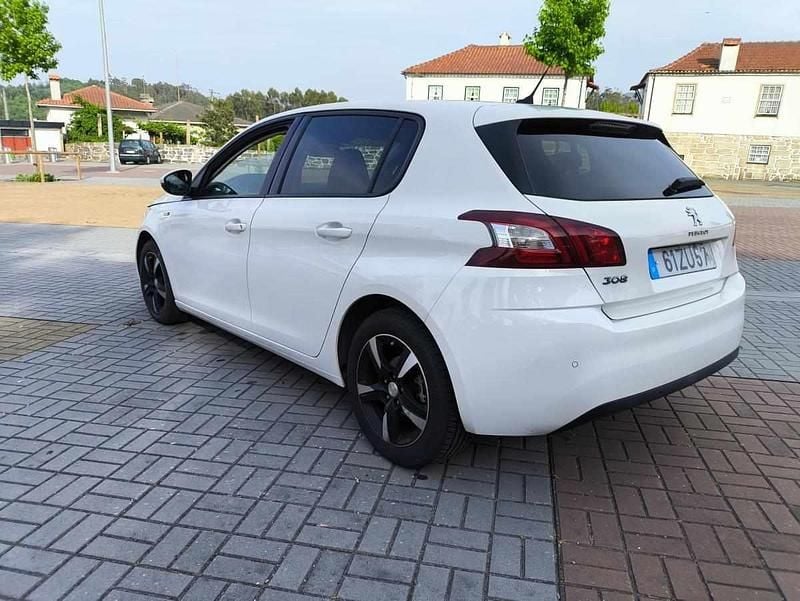 Branco Usado 2017 Peugeot 308 Citadino | € 11.000 (Bom preço) - Imagem 1/4