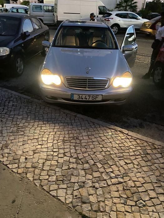 Usado 2002 Mercedes 220 Sedan | € 5.550 - Imagem 1/4