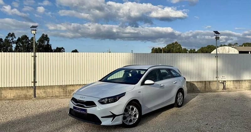 Branco glaciar Usado 2023 Kia Ceed Sportswagon Spirit Carrinha | € 19.500 (Preço justo) - Imagem 1/4