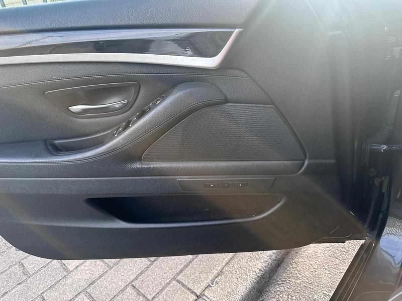 Usado BMW 520 184 HP (135 kW) 2015 Cinzento Sedan