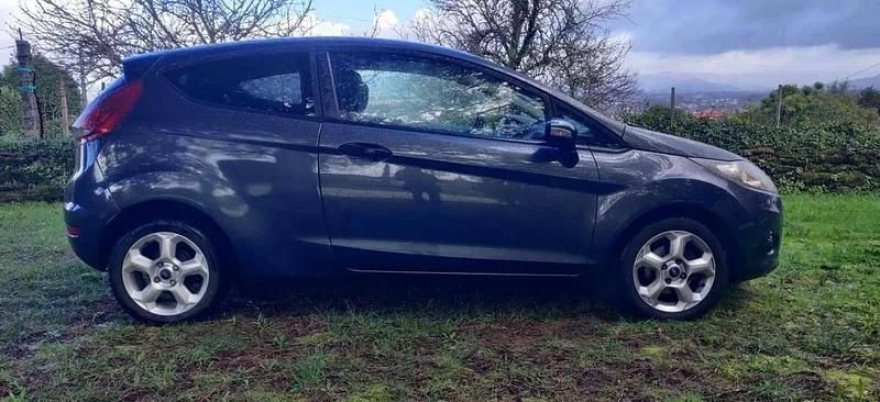 Usado Ford Fiesta 68 HP (50 kW) 2010 Cinza antracite Citadino