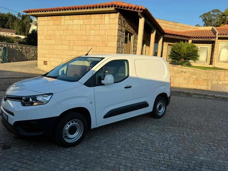 Usado Toyota Proace 102 HP (75 kW) 2022 Branco Monovolume
