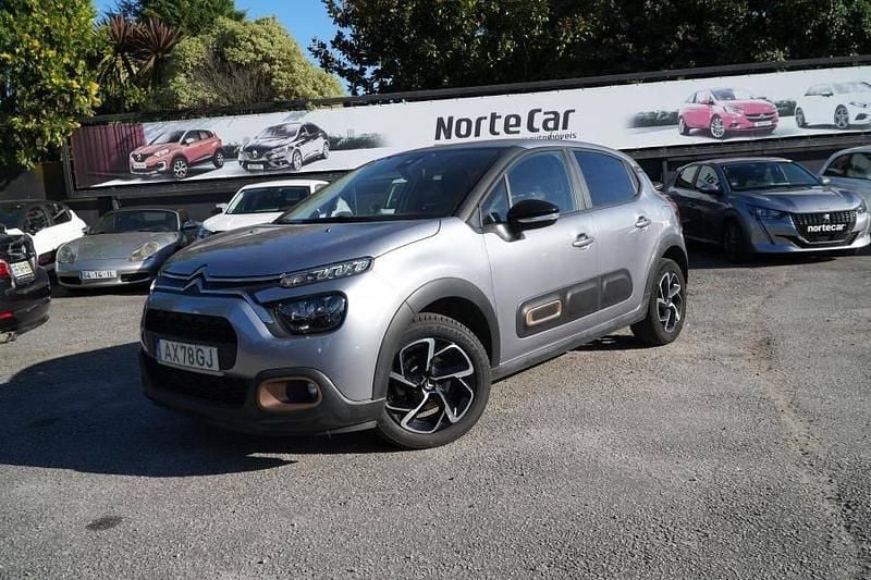 Cinza Usado 2023 Citroën C3 PureTech Citadino | € 13.250 (Preço justo) - Imagem 1/4