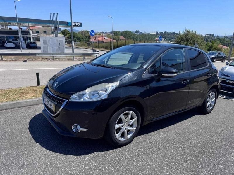 Preto Usado 2014 Peugeot 208 Citadino | € 6.980 (Bom preço) - Imagem 1/4
