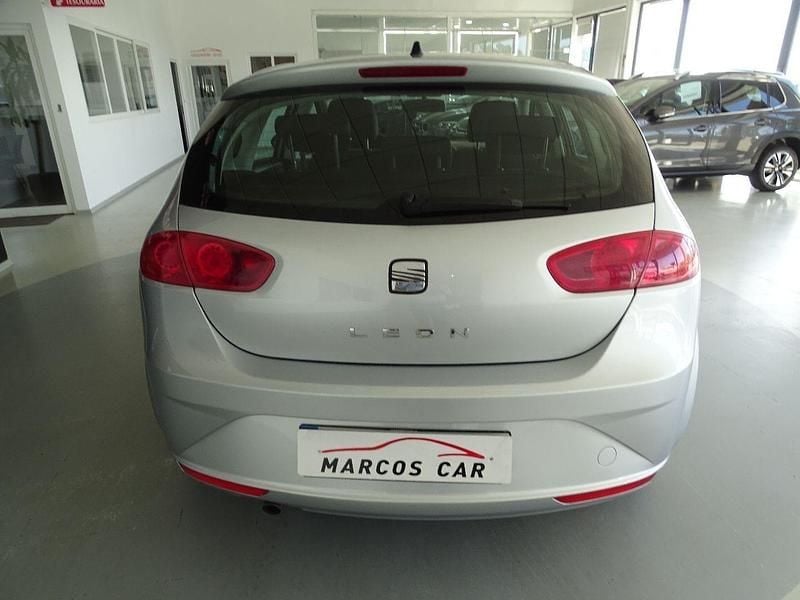 Usado Seat Leon Reference 90 HP (66 kW) 2011 Cinzento Citadino