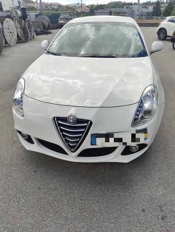 Branco Usado 2014 Alfa Romeo Giulietta Citadino | € 9.000 (Preço justo) - Imagem 1/4