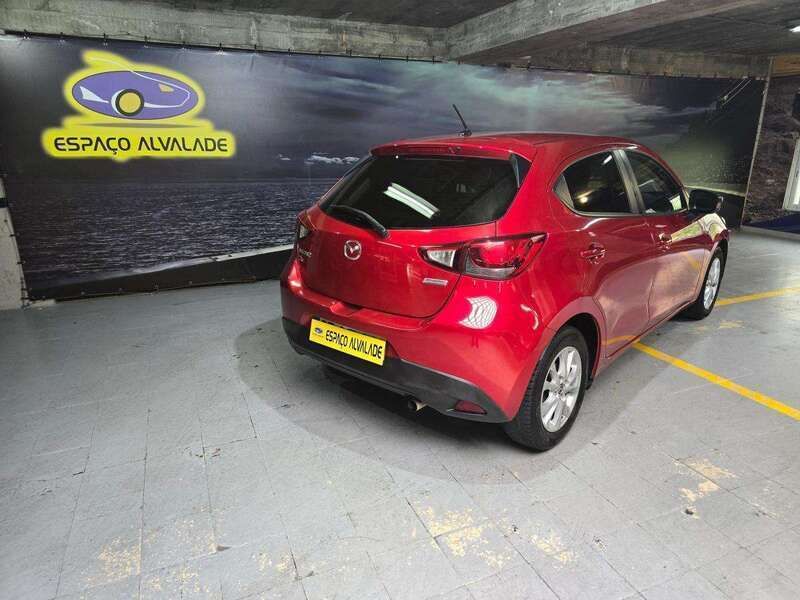 Usado Mazda 2 Evolve 105 HP (77 kW) 2015 Vermelho