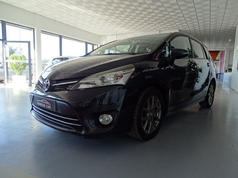 Usado Toyota Verso Executive 112 HP (82 kW) 2010 Cinzento Monovolume