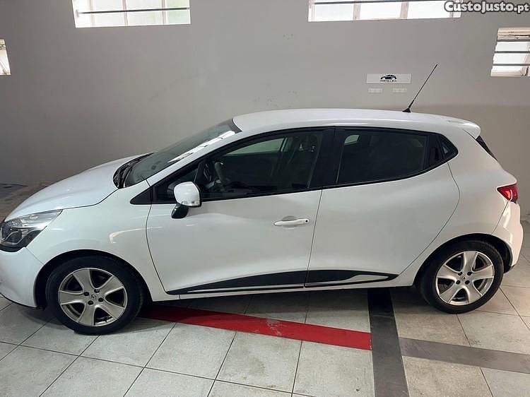 Usado Renault Clio IV 120 HP (88 kW) 2016 Branco Sedan