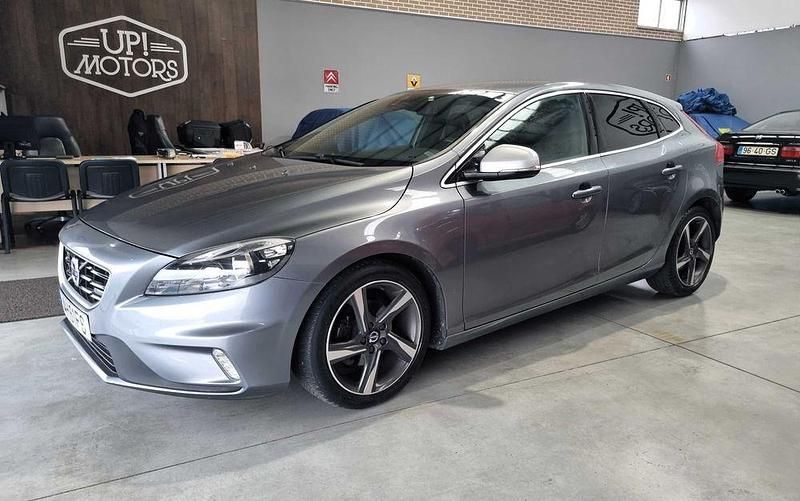 Usado Volvo V40 R-Design 115 HP (84 kW) 2015 Sedan