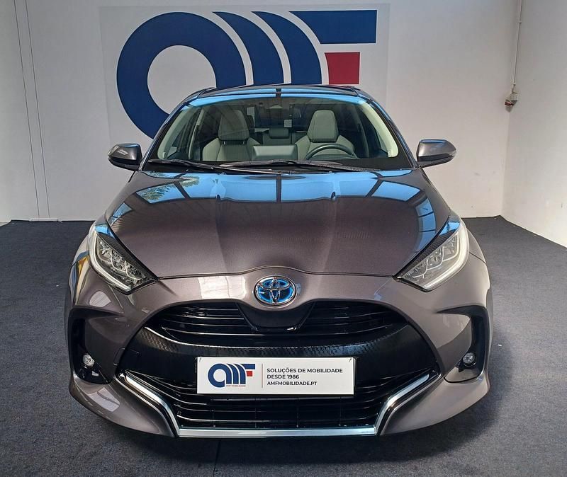Usado Toyota Yaris Hybrid Luxury 115 HP (84 kW) 2024 Cinza