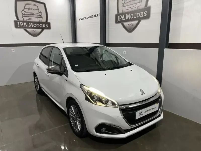 Branco Usado 2016 Peugeot 208 Style Citadino | € 7.990 (Bom preço) - Imagem 1/4