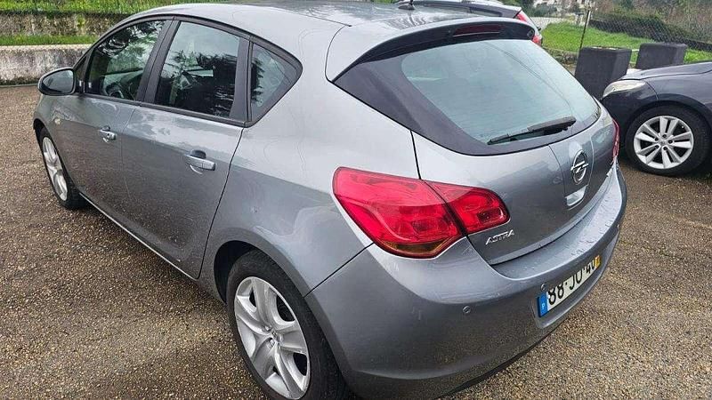 Usado Opel Astra 95 HP (69 kW) 2010 Cinzento