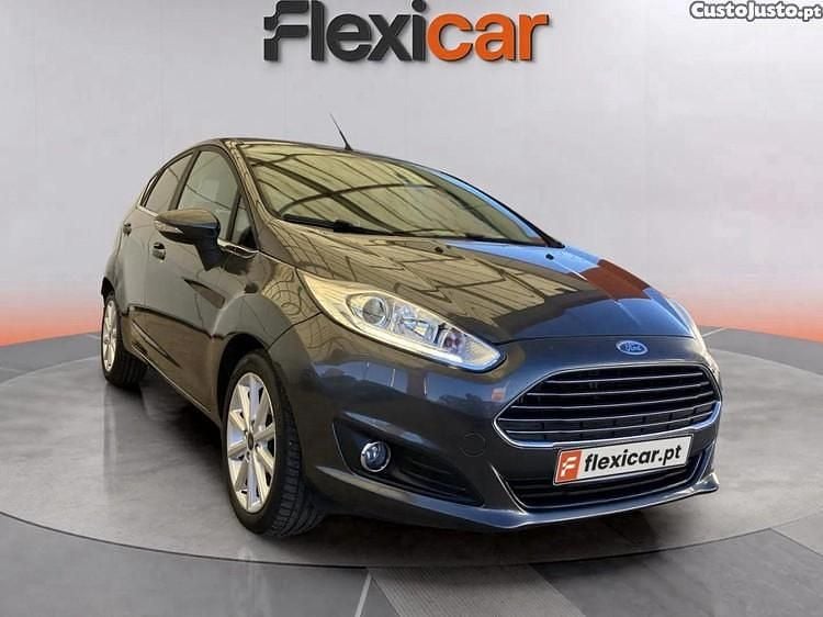 Cinza Usado 2017 Ford Fiesta Titanium Citadino | € 9.980 (Preço justo) - Imagem 1/1